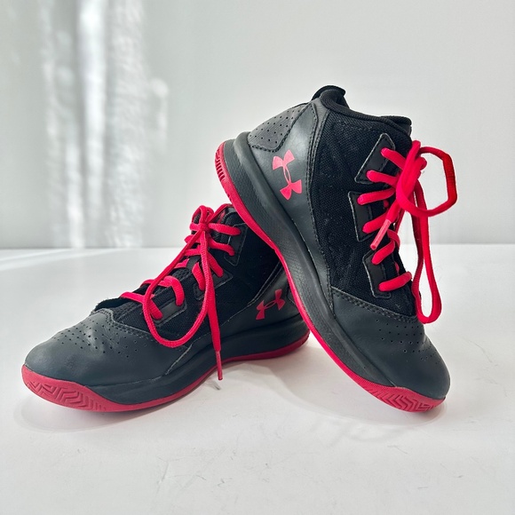 Under Armour Boys Basketball Shoes Size 2 Youth Black Red High Top Sneakers - Picture 1 of 8